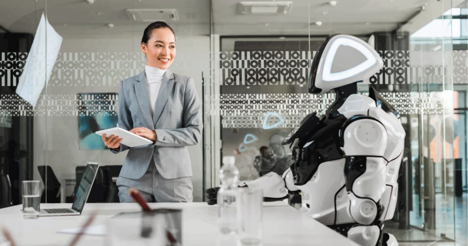 Mujer y robot trabajando juntos