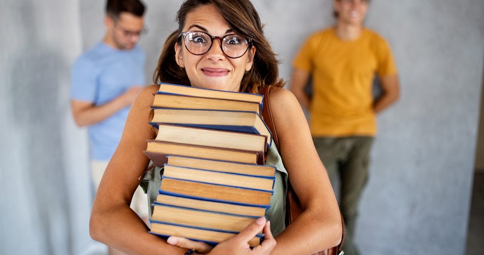 Estudiante universitaria cargando libros
