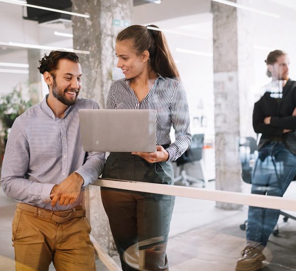 Empleados limpiando y reciclando