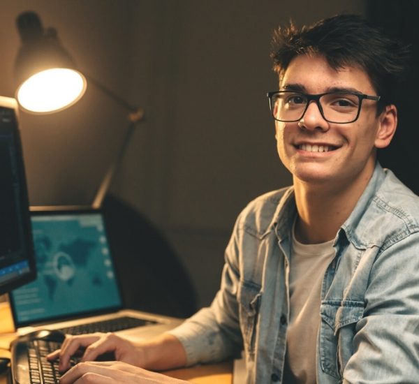 joven trabaja de home office