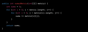 Dada una matriz 2D de números enteros, escribe un fragmento de código que sume todos los elementos de la matriz y devuelva el total.