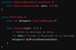 Define un protocolo DownloadDelegate con un método didFinishDownload(_:) y demuestra cómo una clase podría conformarse a él